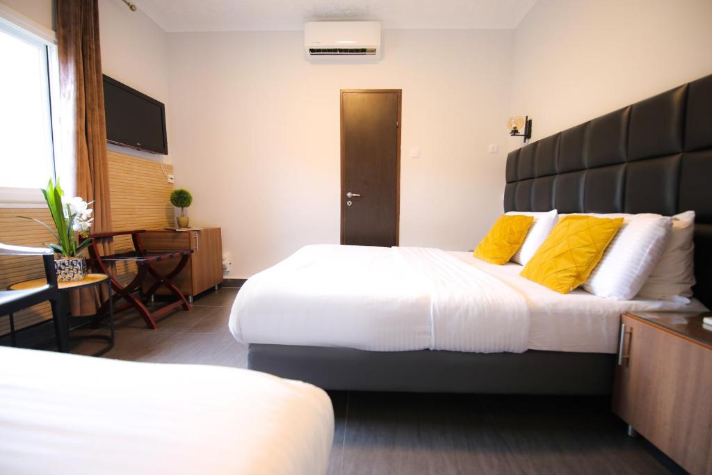 Postel nebo postele na pokoji v ubytování Miami Beach Hotel Tel Aviv