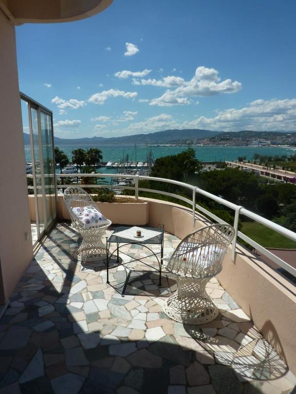 deux chaises et une table sur un balcon dans l'établissement Nice Flat With Terrace On The Croisette, à Cannes