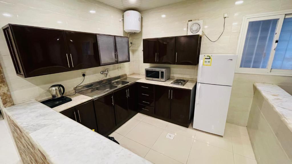 Kuchyň nebo kuchyňský kout v ubytování وشل للشقق المخدومة واحة الغروب سابقا Washal Serviced Apartments
