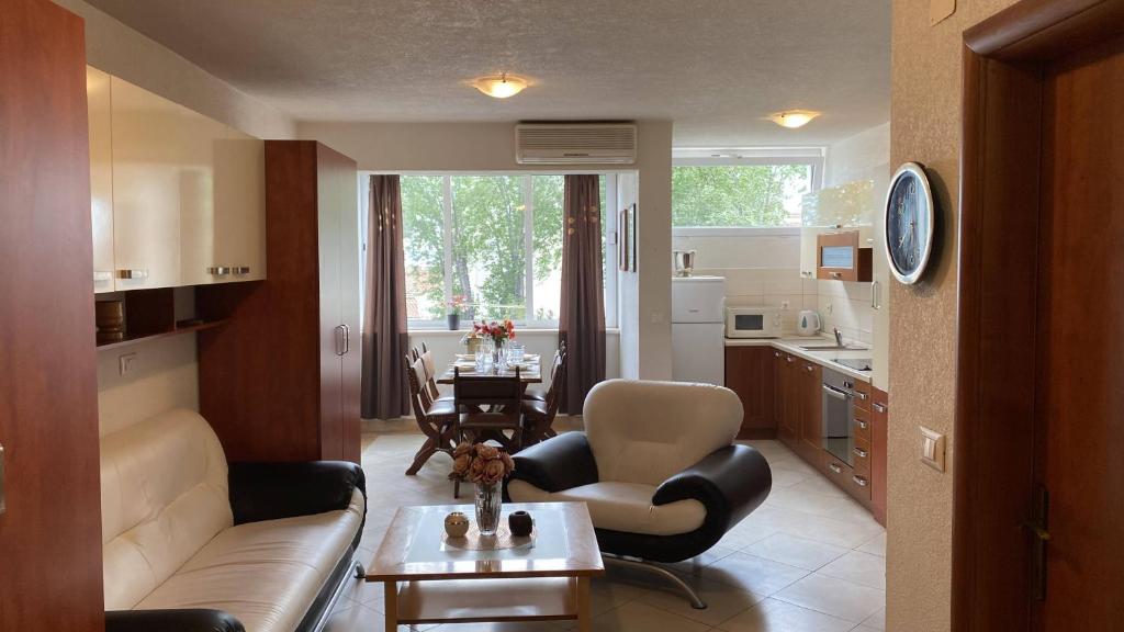 マカルスカにあるMakarska Apartment Marijoのリビングルーム(ソファ、椅子、テーブル付)