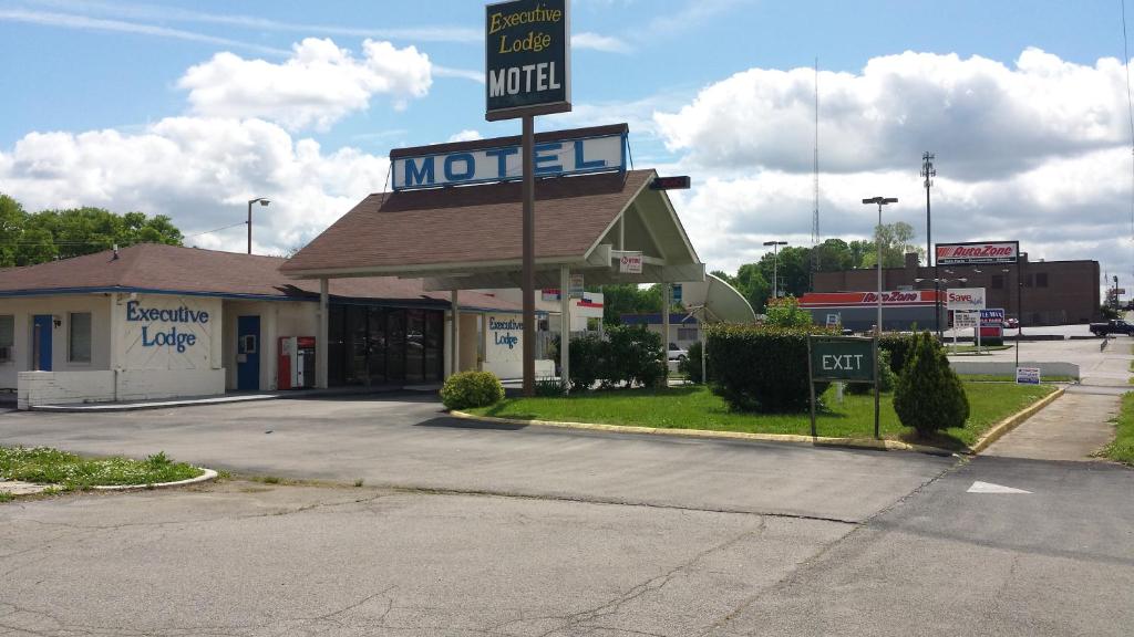 una gasolinera móvil con un cartel para un motel en Executive Lodge, en Alcoa