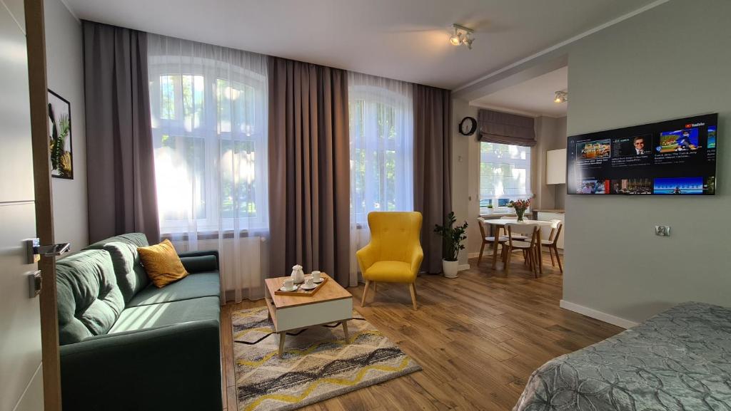 Televízia a/alebo spoločenská miestnosť v ubytovaní Apartament Parkowy Studio