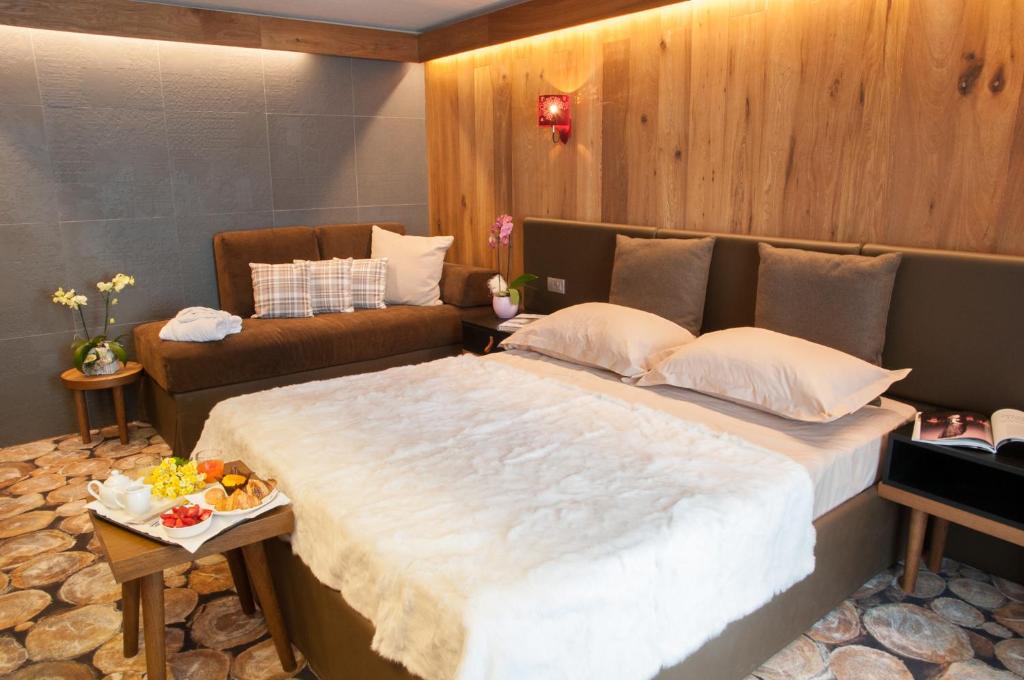 Posteľ alebo postele v izbe v ubytovaní Alexander Charme Hotel