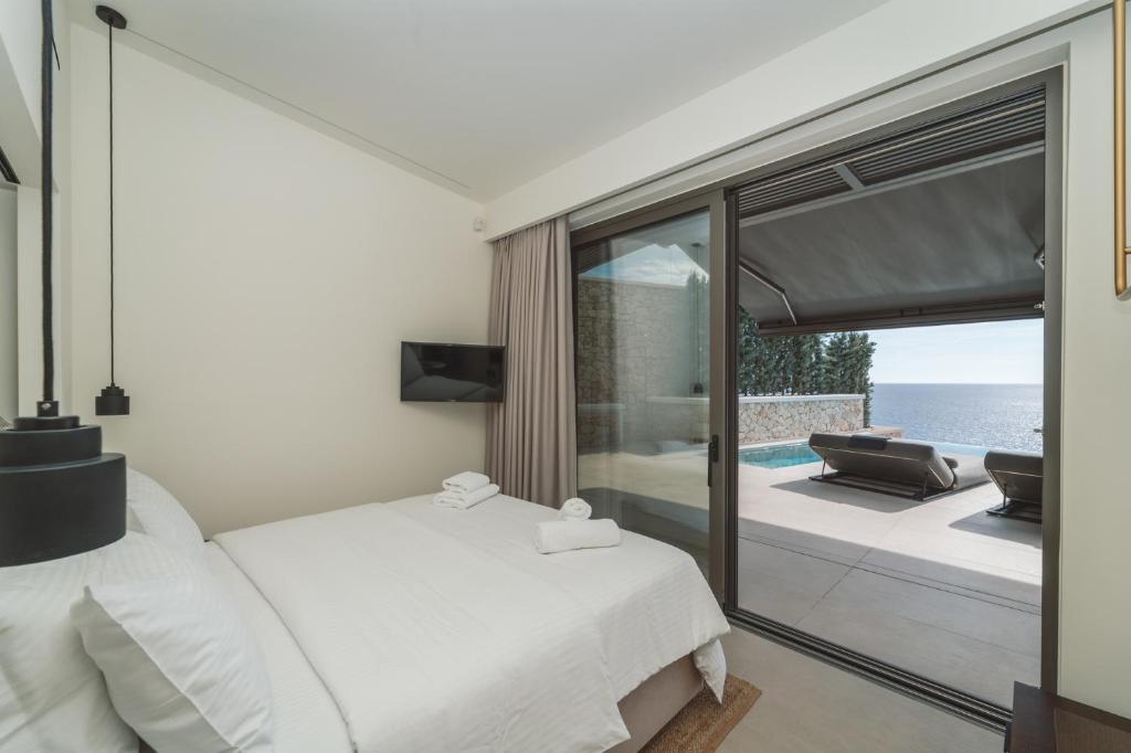 Posteľ alebo postele v izbe v ubytovaní THE WAVE GRANDE VILLA KATHISMA Lefkada