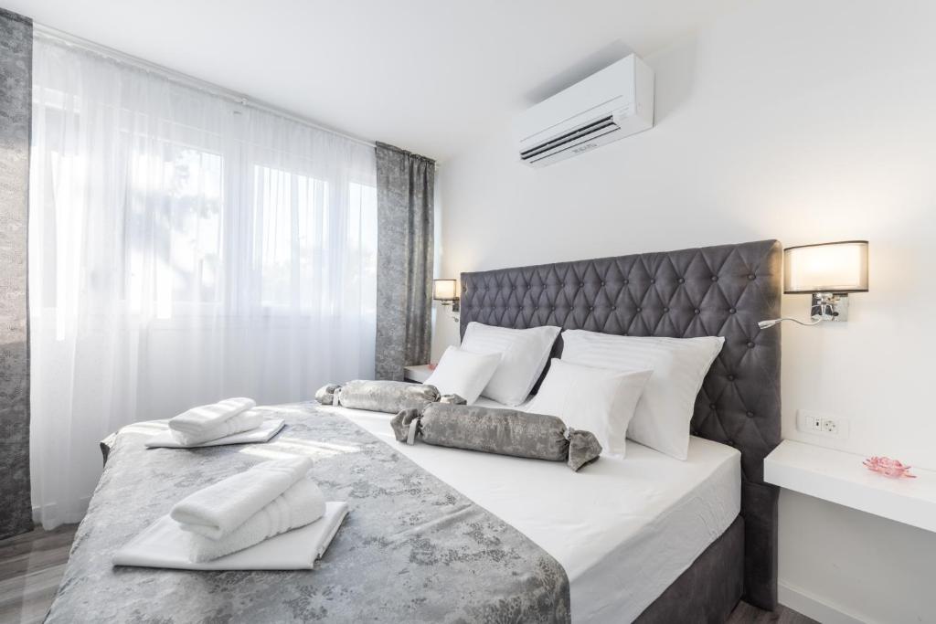 1 dormitorio con 1 cama grande y 2 toallas. en Porta Aurea di Spalato, Luxury apartment, en Split