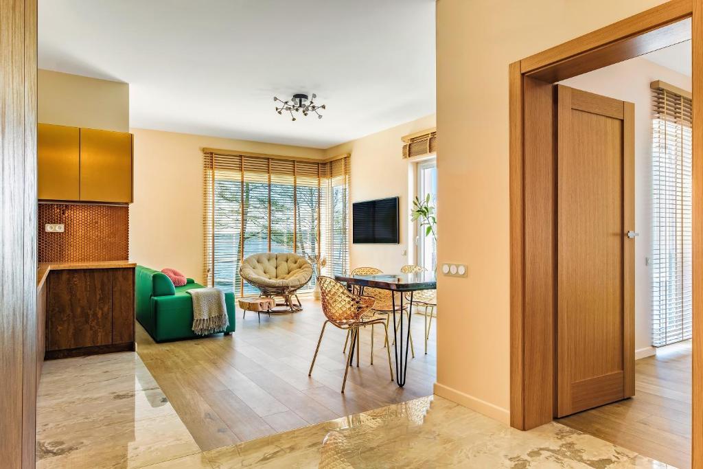 ein Wohnzimmer mit einer Küche und einem Esszimmer in der Unterkunft Apartament14 Niegocin in Giżycko