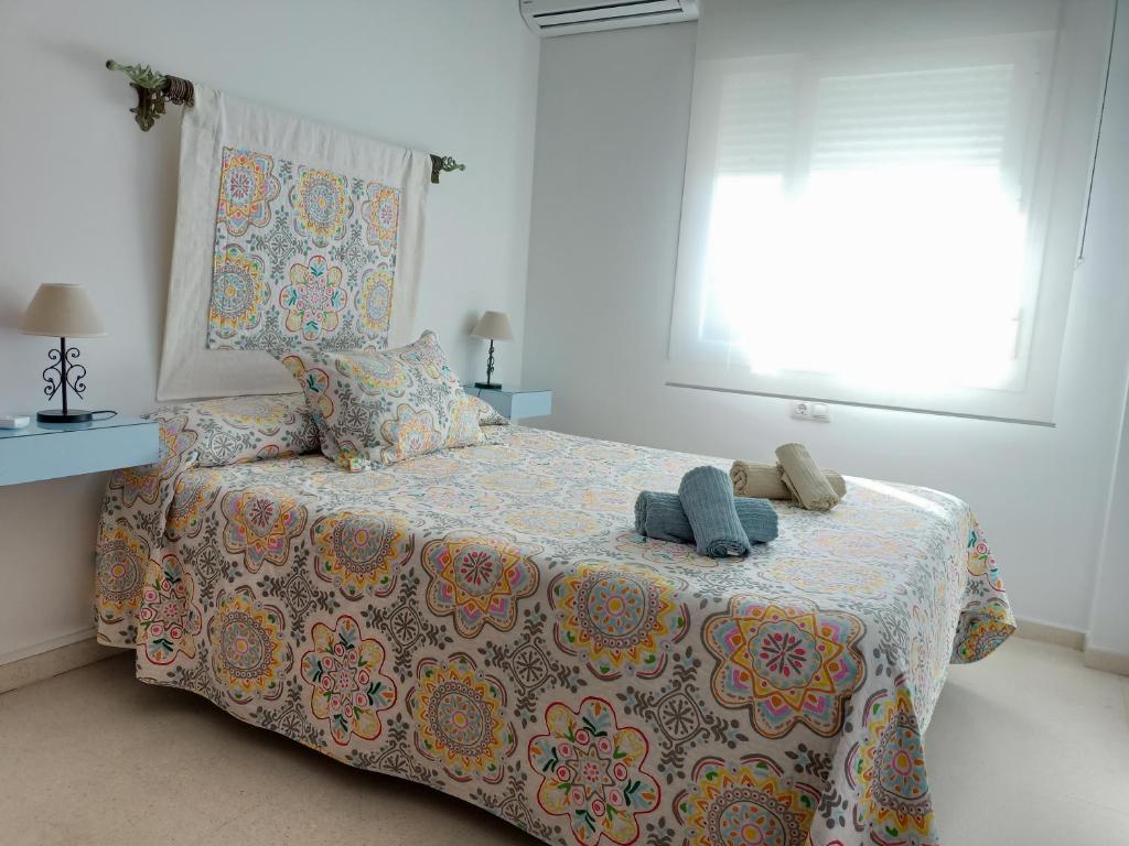 Posteľ alebo postele v izbe v ubytovaní Apartamentos Coralba - Dúplex Bahía de Cádiz