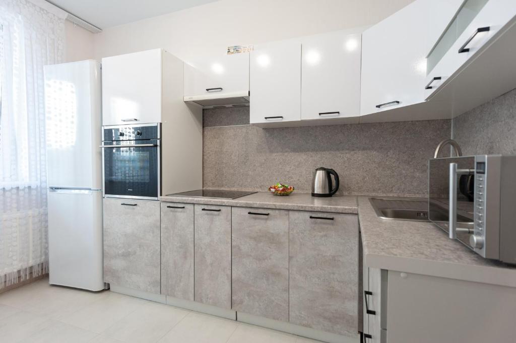 Светлая, уютная 2-хкомн.кв. на ул.Съездовской, 9 - Apartamento De Dos Dormitorios