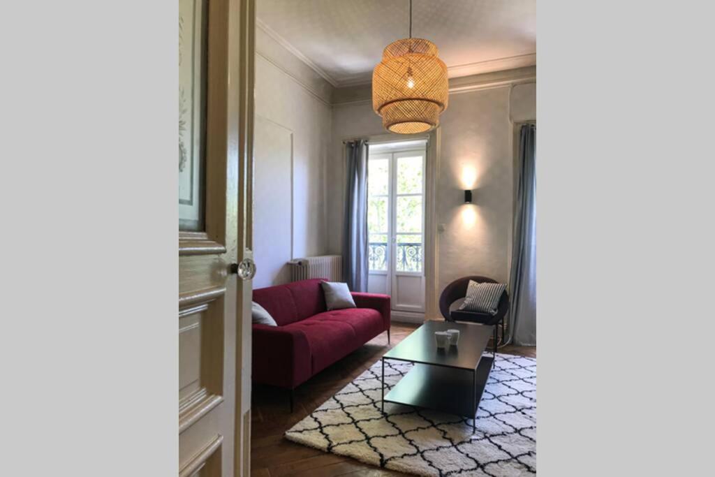 Création de lustre en verre haut de gamme pour un salon d'un appartement à  Lyon - MD Design