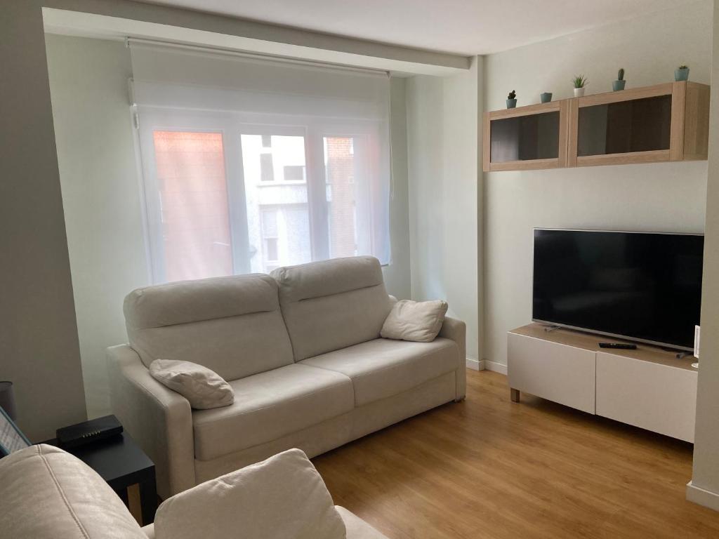 A television and/or entertainment centre at Piso Lectra 2