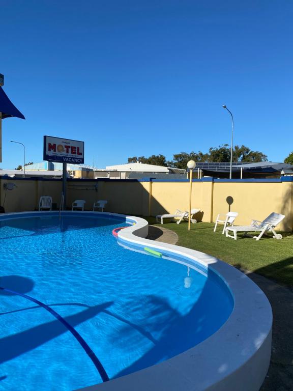 Bazén v ubytování Sunburst Motel nebo v jeho okolí