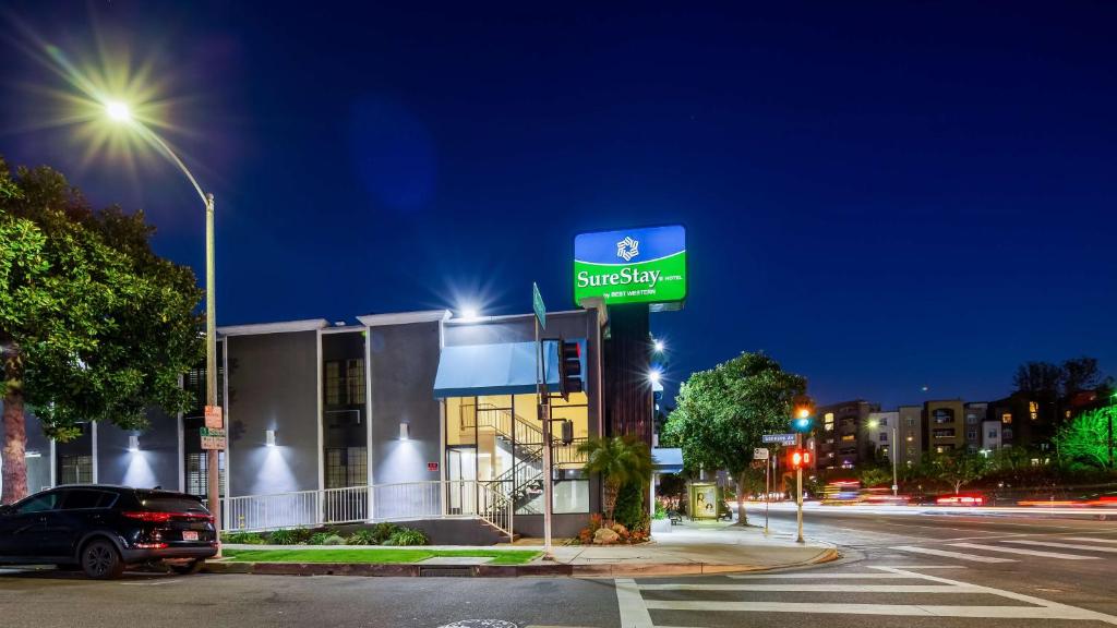 una gasolinera móvil por la noche con un cartel en la calle en SureStay Hotel by Best Western Beverly Hills West LA en Los Ángeles