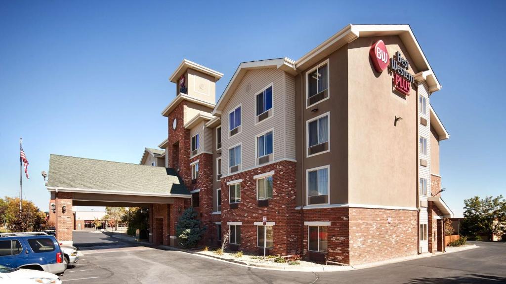 een weergave van de voorkant van een hotel bij Best Western Plus Gateway Inn & Suites - Aurora in Aurora