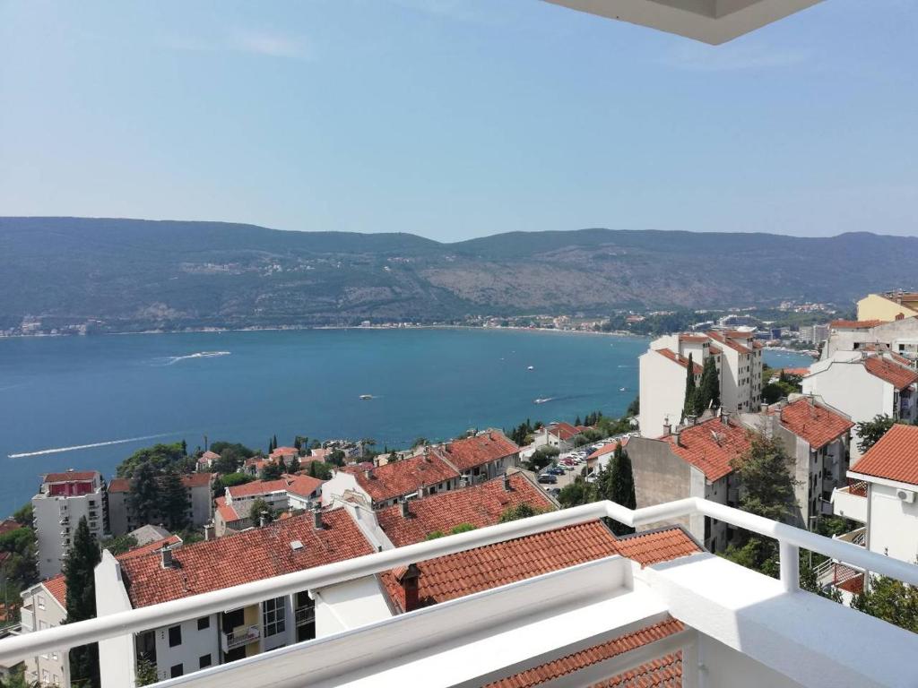widok na wodę z balkonu domu w obiekcie Apartments Zora i Veselin w mieście Herceg Novi