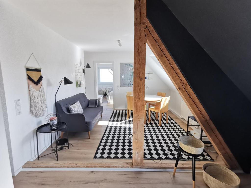 ein Wohnzimmer mit einem Sofa und einem Tisch in der Unterkunft BodenSEE Apartment Friedrichshafen B 19 in Friedrichshafen