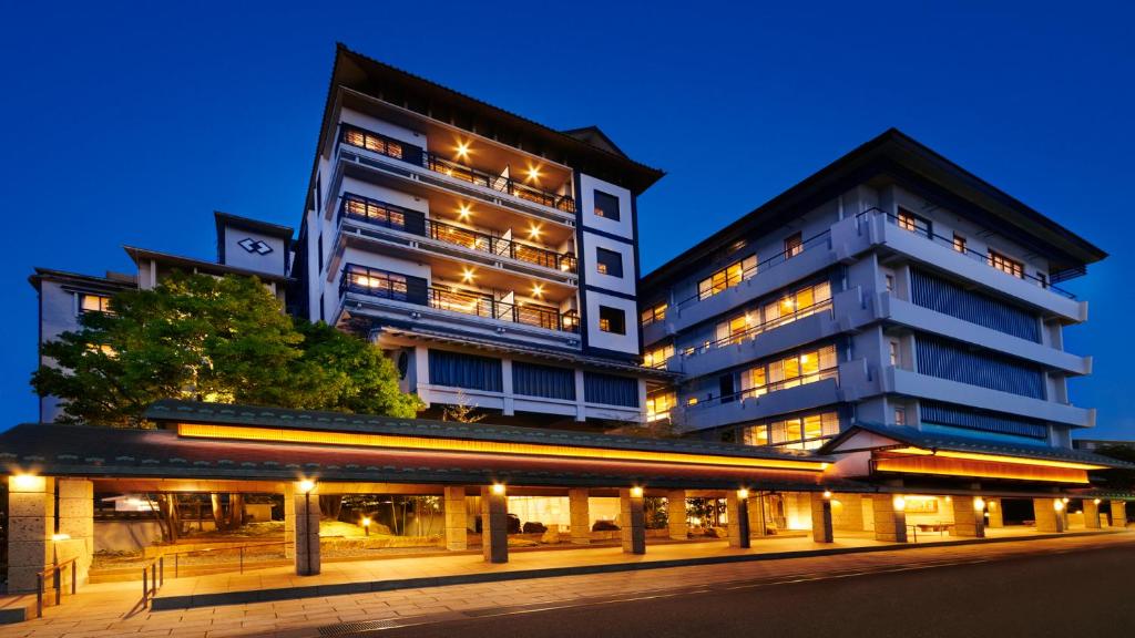 un edificio alto con luces delante en Yunokuni Tensyo, en Kaga