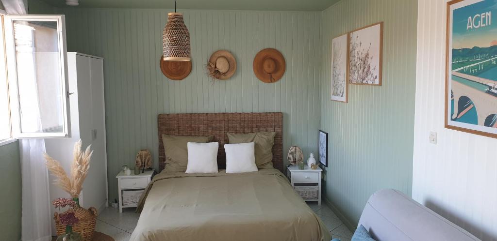 Un dormitorio con una cama con almohadas. en Studio indépendant dans maison individuelle en Brax
