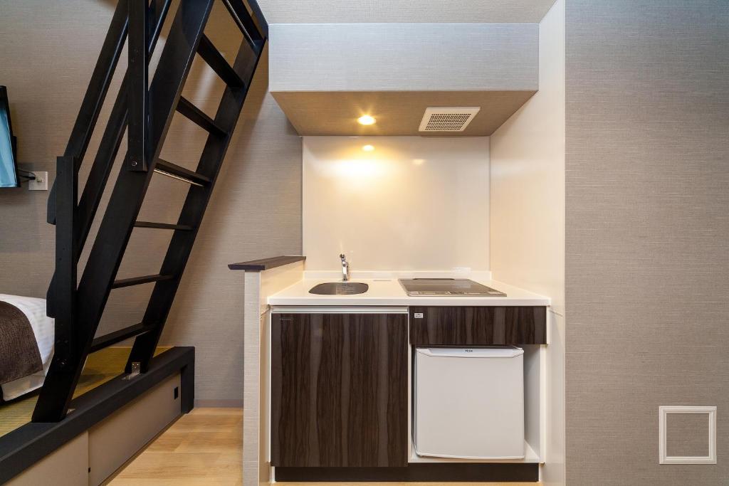 HOTEL SUITE HIROSHIMA YOKOGAWAにあるベッド
