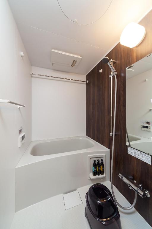 広島市にあるHOTEL SUITE HIROSHIMA YOKOGAWAのバスルーム(洗面台、トイレ付)