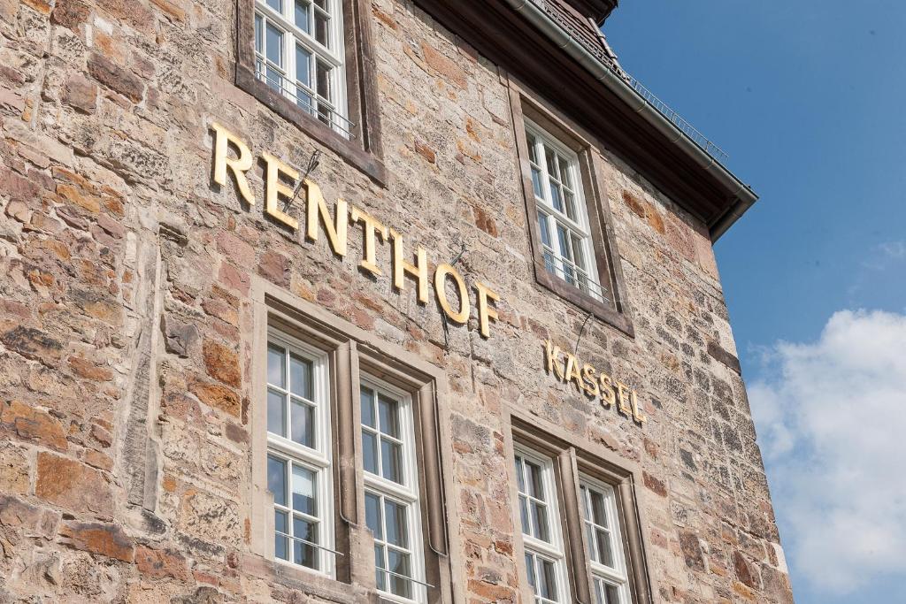 ein Schild an der Seite eines Backsteingebäudes in der Unterkunft Renthof Kassel in Kassel