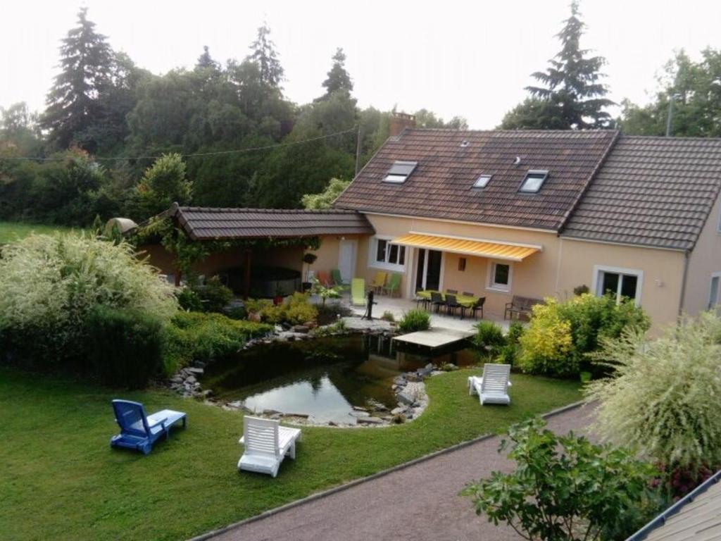 dom ze stawem w ogrodzie w obiekcie Gîte Le Mans, 4 pièces, 8 personnes - FR-1-410-231 w mieście Le Mans