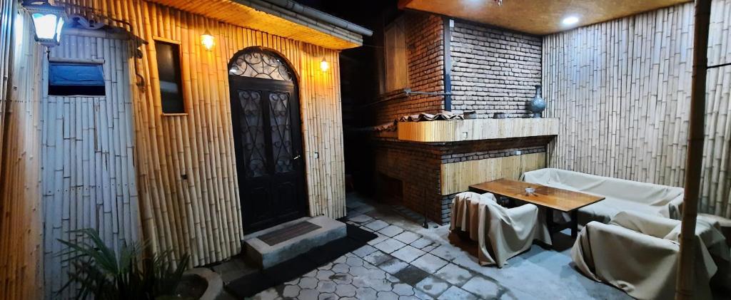 een kamer met een deur en een tafel en stoelen bij center LG Apartment in Tbilisi City