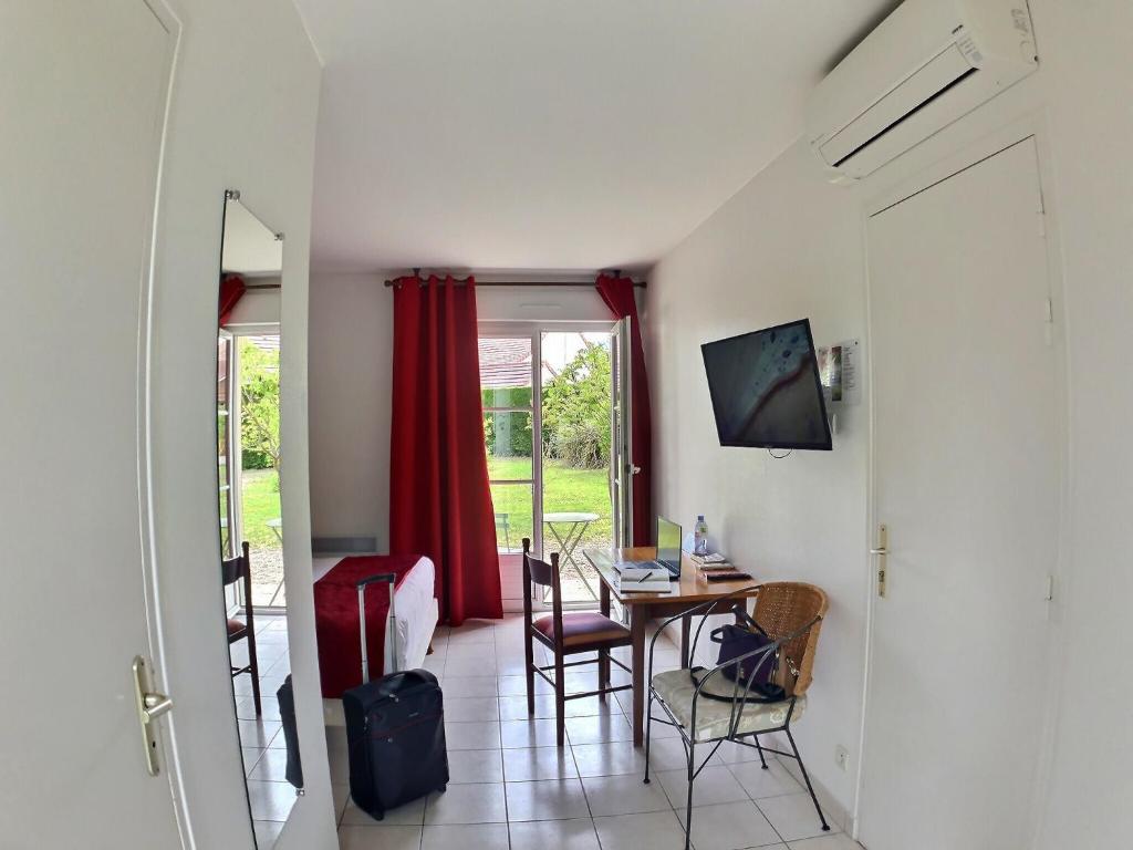 Logis Hôtel du Château - Tweepersoonskamer Met Airconditioning En Terras