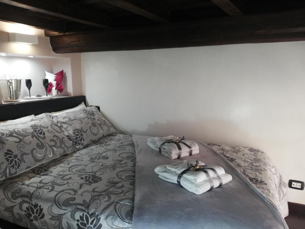 Łóżko lub łóżka w pokoju w obiekcie Casa Tiffany Piazza di Spagna