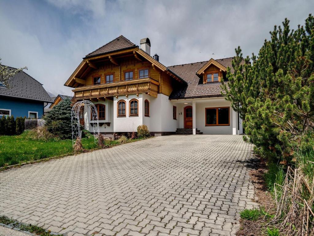 une maison avec une allée en briques devant elle dans l'établissement Holiday home in ski area in Mauterndorf with sauna, à Begöriach