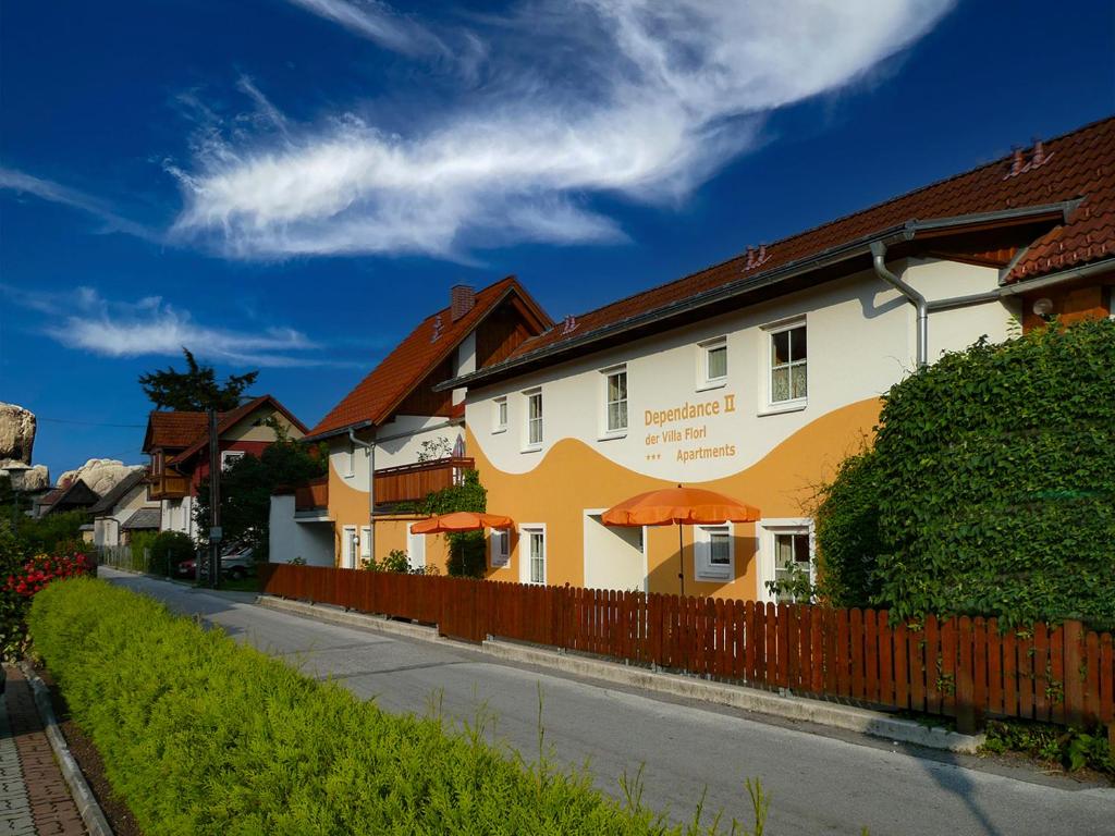 un edificio con sombrillas naranjas en una calle en Dependance II en Schladming