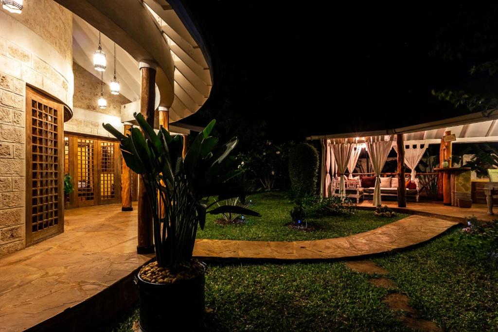 Aed väljaspool majutusasutust private pool cottage diani beach