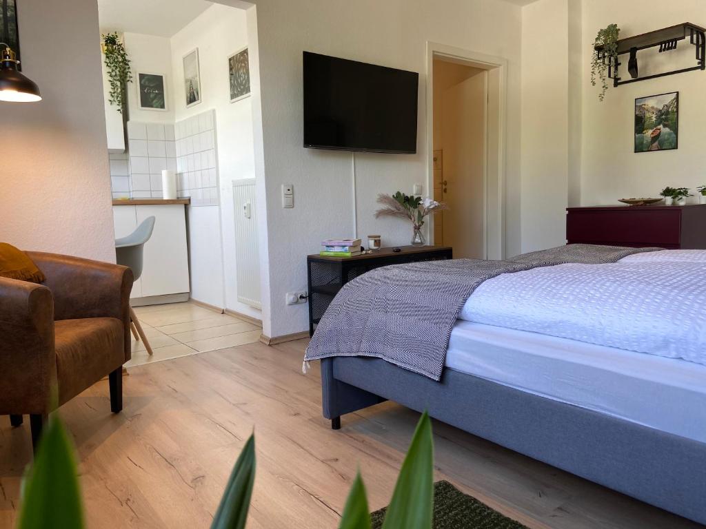מיטה או מיטות בחדר ב-Urban Jungle Apartment in Kassel + Netflix