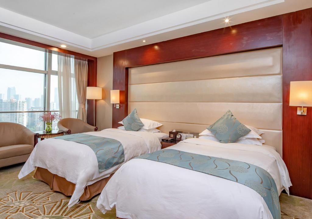 Postel nebo postele na pokoji v ubytování Hongrui Jinling Grand Hotel Hefei
