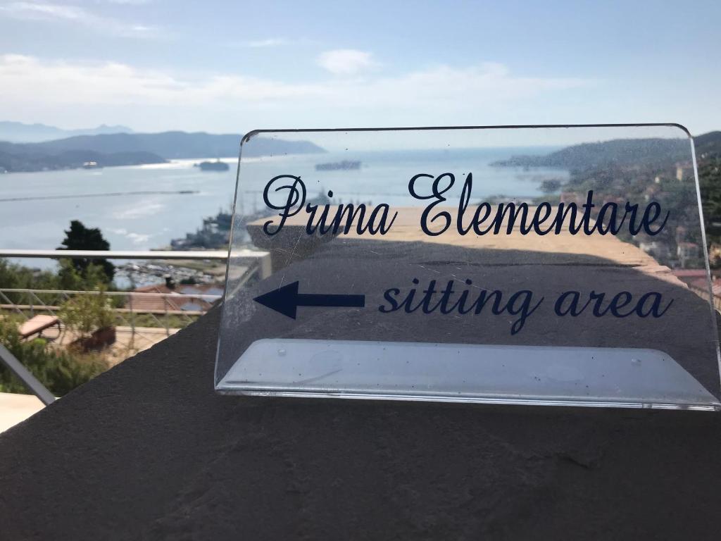 ラ・スペツィアにあるMiramare Apartments&Suitesのピアノクリーンランカの座席を読む看板
