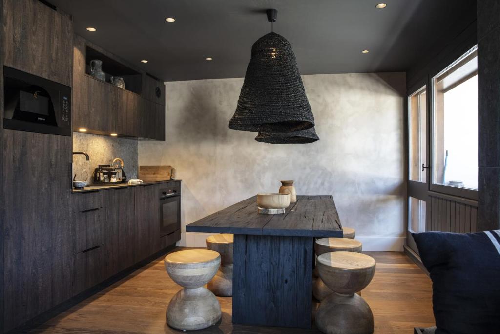 - une cuisine avec une table et des tabourets dans une pièce dans l'établissement Apartment FERRONNE by JAPANDI home, à Megève