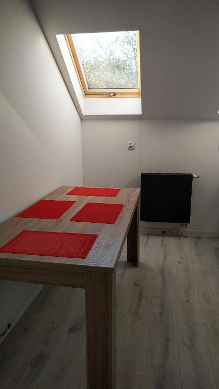 Televízia a/alebo spoločenská miestnosť v ubytovaní Apartament Witkacego Czerwony
