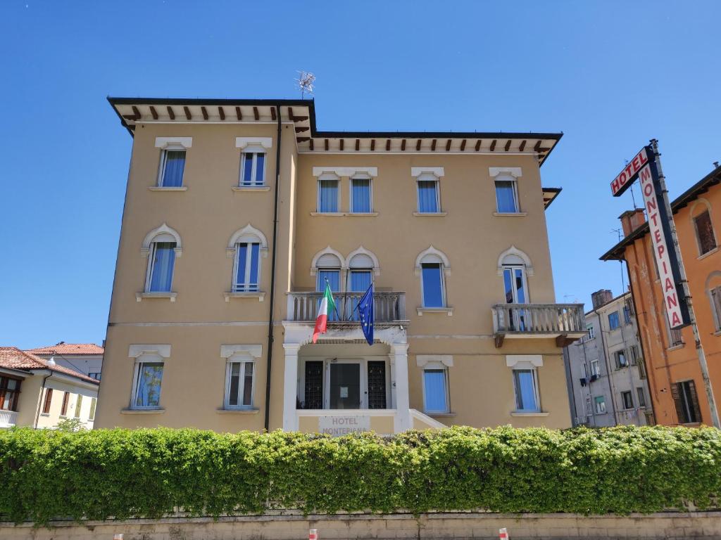 un bâtiment dans la ville de Milan dans l'établissement Hotel Montepiana, à Mestre
