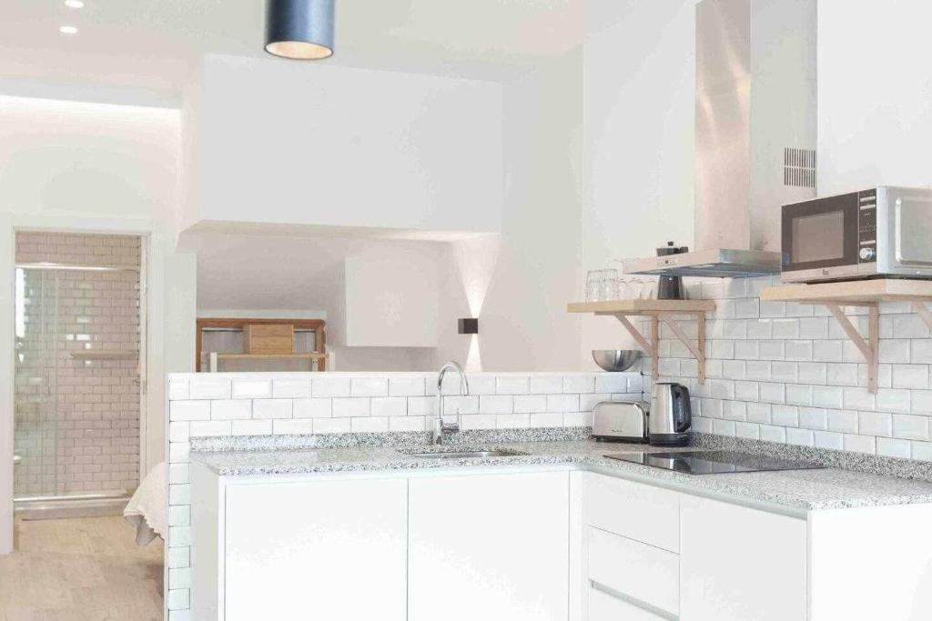 A kitchen or kitchenette at LUR Apartments Getaria