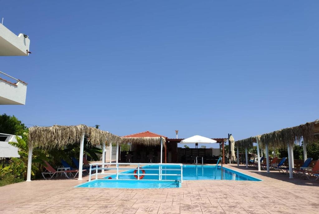 Blick auf den Pool im Hotel in der Unterkunft Sea Harmony in Kalathos