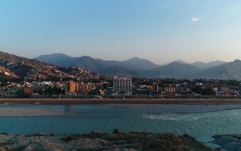 vistas a la ciudad y a un cuerpo de agua en Swat Palace Hotel By Northin, en Mām Derai