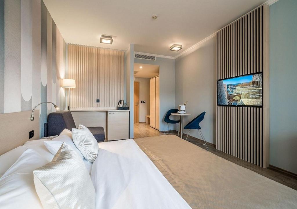 TV a/nebo společenská místnost v ubytování Berkeley Hotel