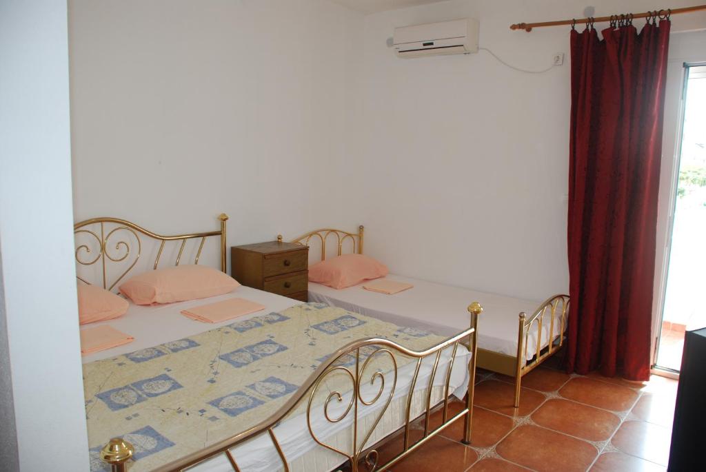 Postel nebo postele na pokoji v ubytování Guest House Nura