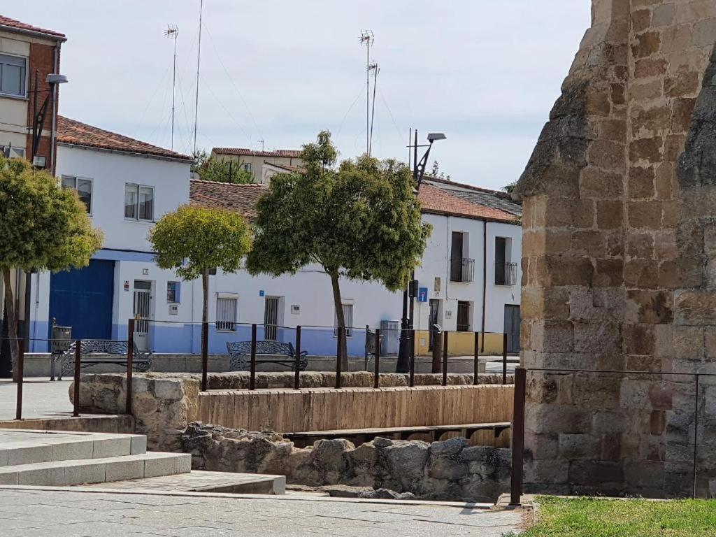 eine Gruppe von Gebäuden mit Bäumen vor ihnen in der Unterkunft Casa Dora Duero in Zamora