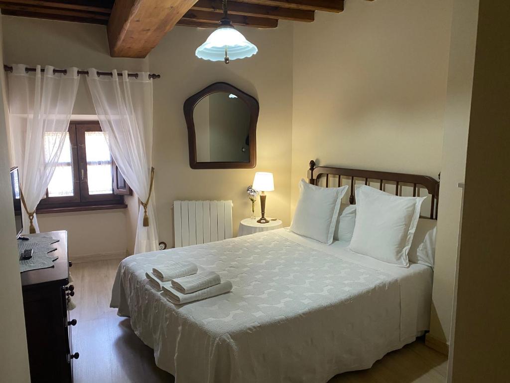 Postel nebo postele na pokoji v ubytování Hotel rural Rinconada de las Arribes