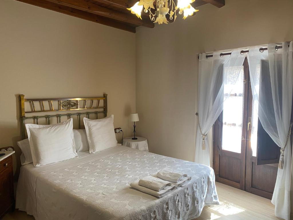 Postel nebo postele na pokoji v ubytování Hotel rural Rinconada de las Arribes