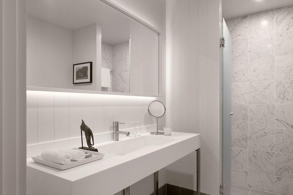 Burbury Hotel - 