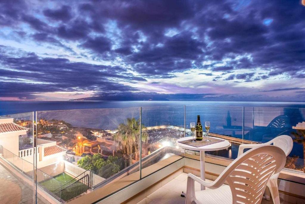 a balcony with a view of the ocean at night at Balcón del Atlántico in Santiago del Teide