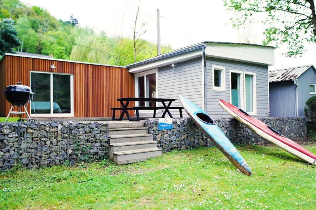 dom z dwoma deskami surfingowymi siedzącymi na podwórku w obiekcie le bonheur à rive w mieście Comblain-au-Pont