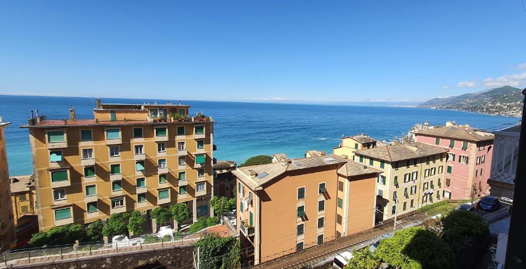 un grupo de edificios frente al océano en Palazzo degli Armatori appartamento storico, en Camogli