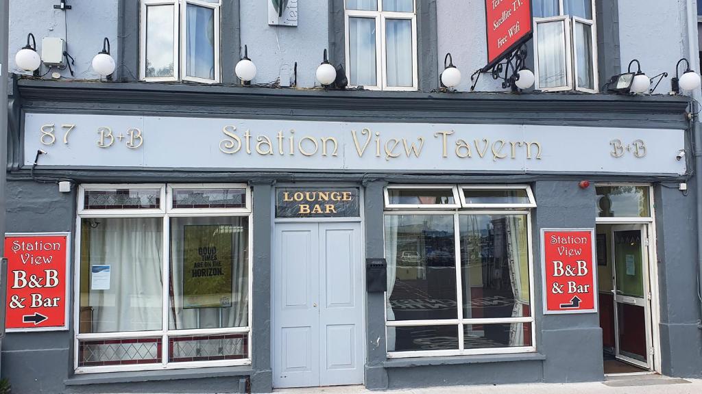 ein Gebäude mit einem Schild für eine Taverne mit Blick auf den Bahnhof in der Unterkunft Station View Tavern in Cork